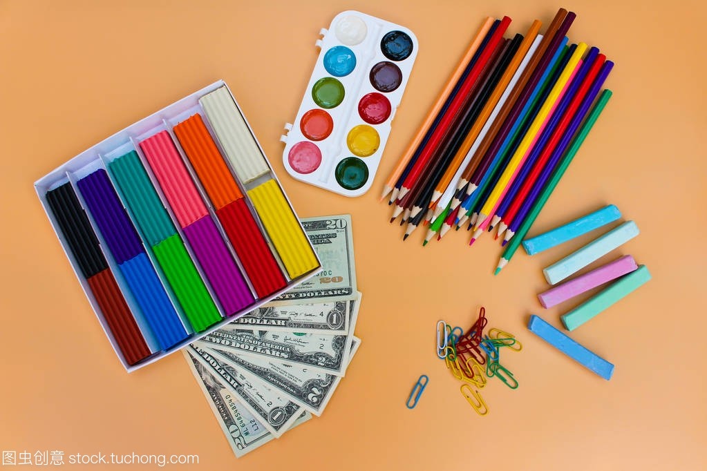 學(xué)校用品和美元。概念是買文具的對象。頂視圖