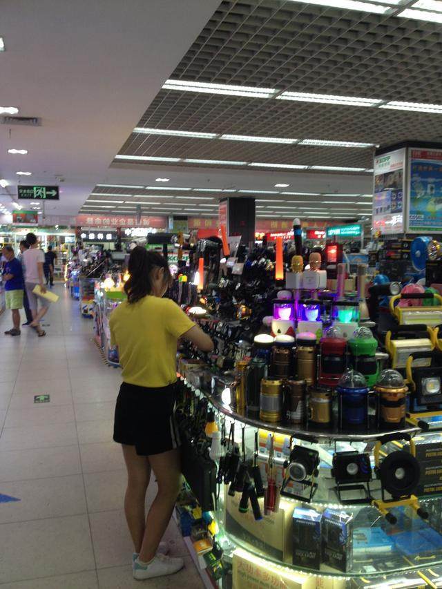 深圳實拍:華強(qiáng)北電子市場依然火爆